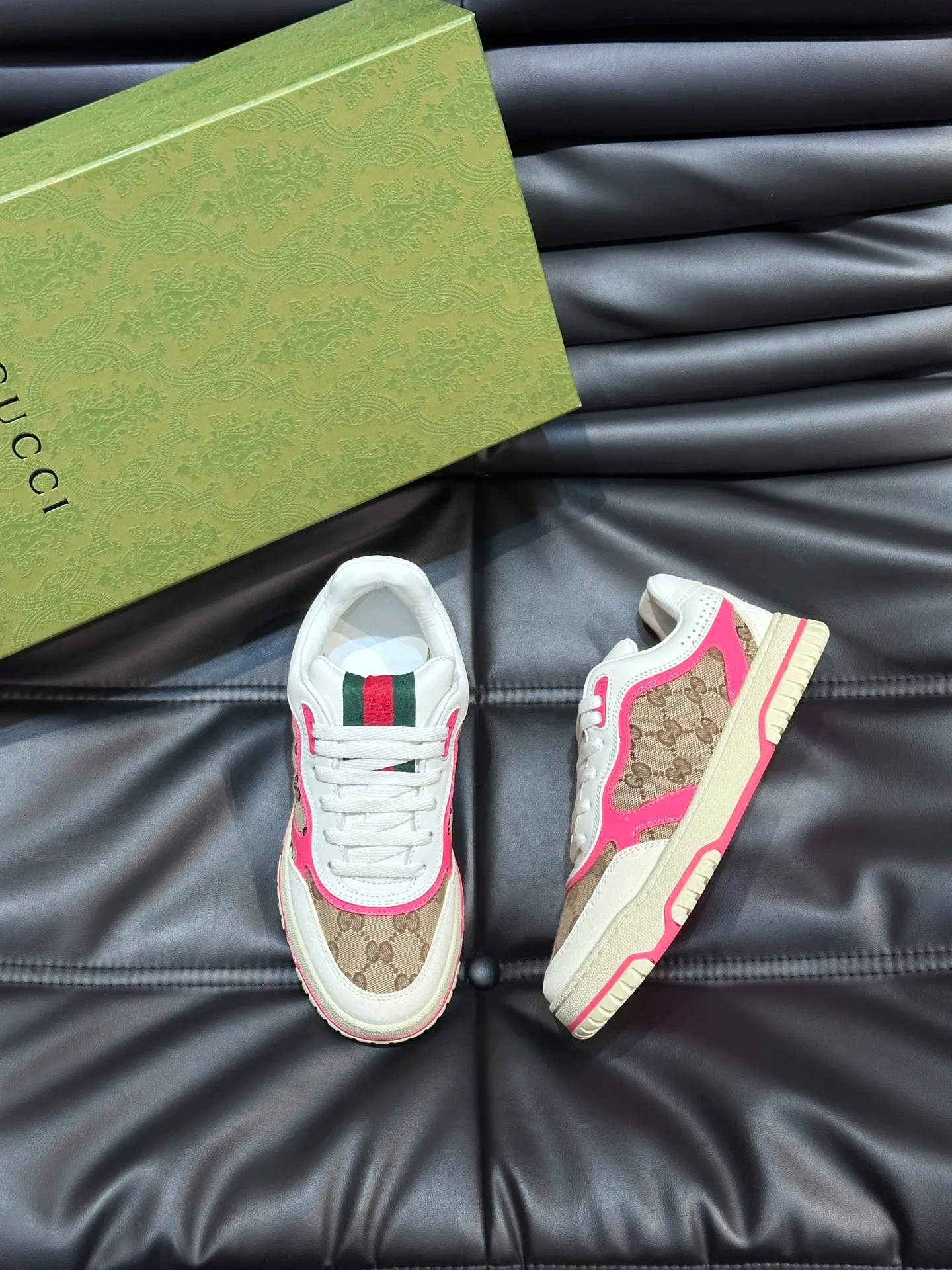 Men's shoes 💰p480 "GUCC*" Re series 👫 Couple style webbed leather sneakers, as the first sneakers created by Sabato De Sarno for Gucci, the Re-Web series reinterprets the brand's classic stripes, with bold and unique details to set off a modern silhouette design. This shoe is crafted from iconic classic GG canvas and white leather. This new sneaker is ingeniously decorated with many of the brand's classic details, and is equipped with a bright red and green webbing tongue, which will make people fall in love at first sight. Women’s size 35-39. Men’s size 38-44